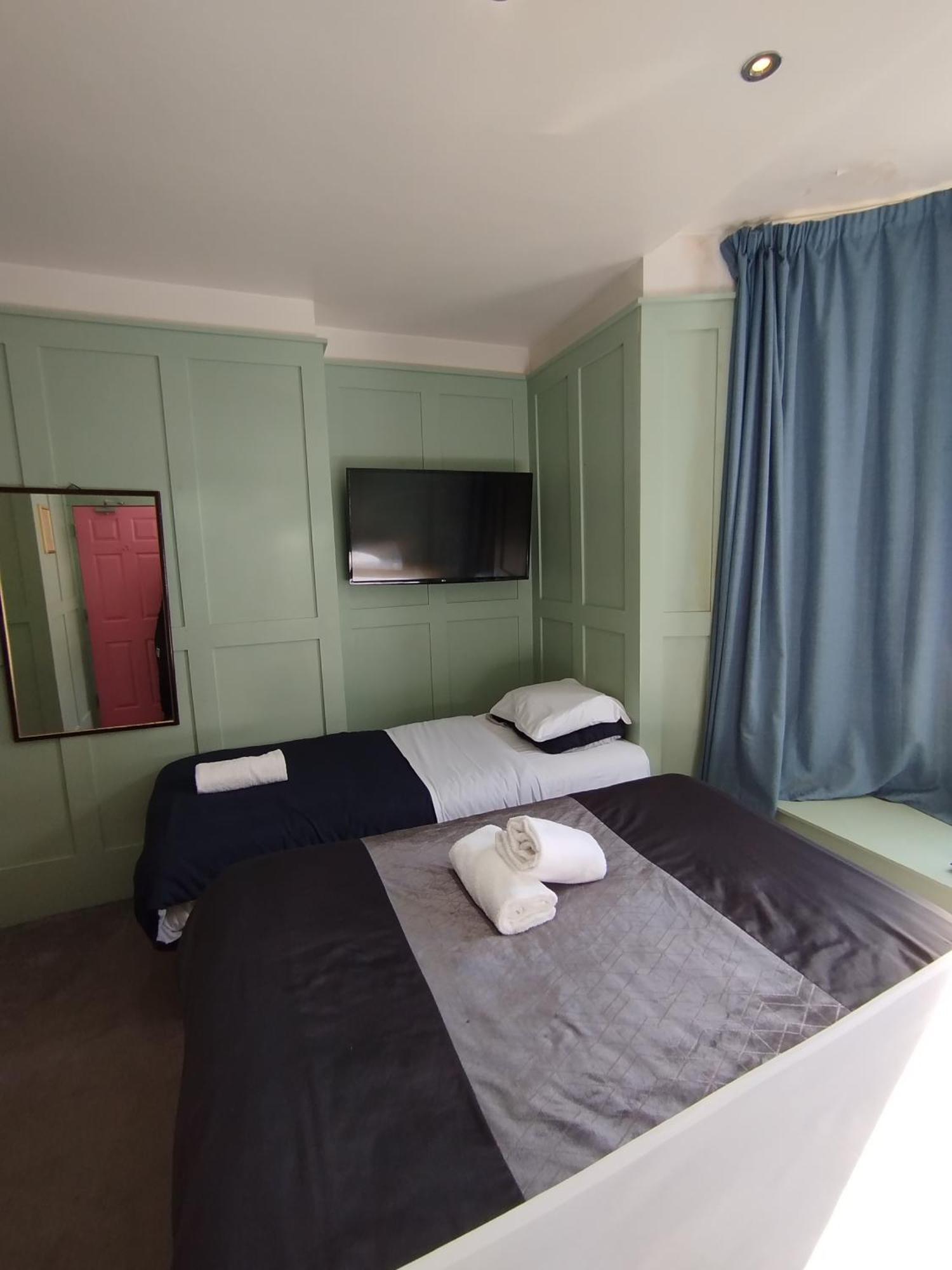 The Willows Brighton Bagian luar foto